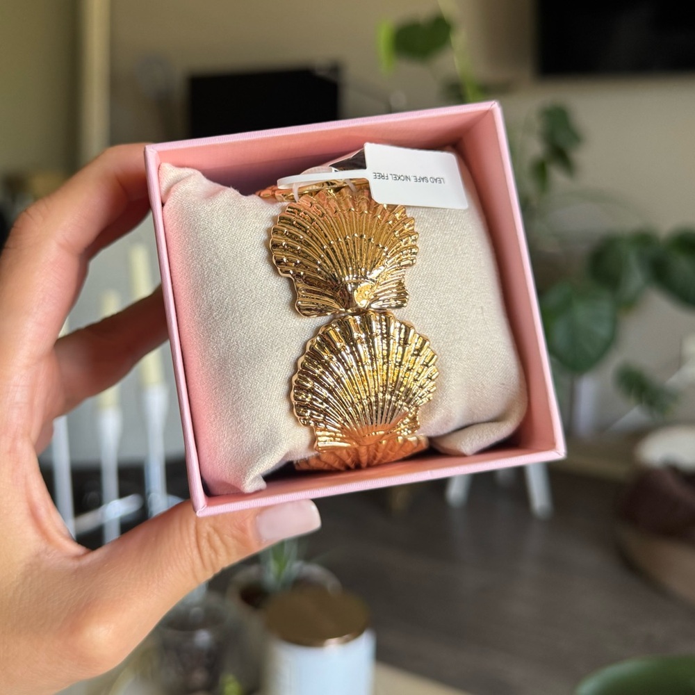 House of Harlow 1960 Gold Shell Bracelet